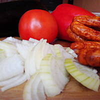 Bakłażan faszerowany kiełbasą i warzywami