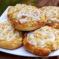 Szneki z glancem czyli drożdżówki z kruszonką i lukrem