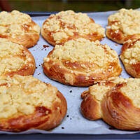 Szneki z glancem czyli drożdżówki z kruszonką i lukrem