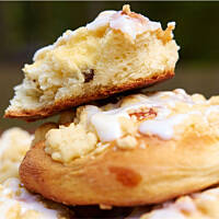 Szneki z glancem czyli drożdżówki z kruszonką i lukrem