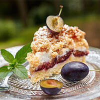 Śliwkowiec kruszonkowy z bezą