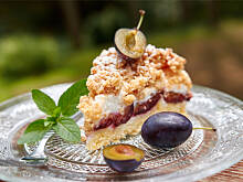 Fot. Wkn, Śliwkowiec kruszonkowy z bezą