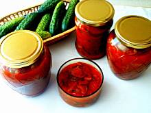 Fot. Olkka, Ogórki w zalewie pomidorowej / Sałatka z ogórków