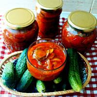 Ogórki w zalewie pomidorowej / Sałatka z ogórków