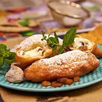 Smażone pierożki drożdżowe z białym serem i rodzynkami