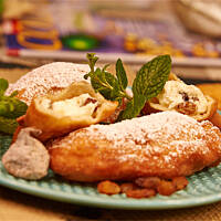 Smażone pierożki drożdżowe z białym serem i rodzynkami