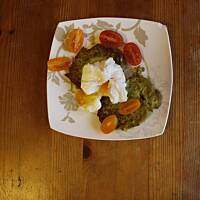 Placki brokułowe z jajkiem w mundurku 