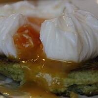 Placki brokułowe z jajkiem w mundurku 