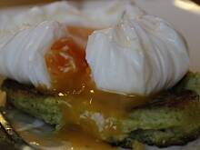 Fot. Wróbelek, Placki brokułowe z jajkiem w mundurku 