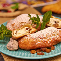 Smażone pierożki drożdżowe z białym serem i rodzynkami