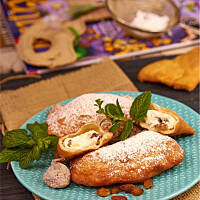 Smażone pierożki drożdżowe z białym serem i rodzynkami