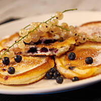 Placuszki omletowe z jagodami - puszyste i delikatne