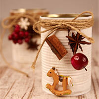 Doniczki-stroiki świąteczne z puszek po groszku i kukurydzy