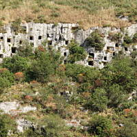 Pantalica - grobowce wykute w skałach