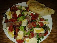 Fot. dominikia, Sałatka z serem camembert i szynką szwarcwaldzką