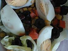 Fot. Wróbelek, sałatka z jajkiem, sałatą i oliwkami