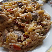 Sałatka z makaronem orzo