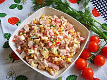 Fot. neliada, Kolorowa sałatka z kurczakiem wędzonym, papryką i serem