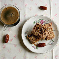 Wypiekane batoniki owsiane z daktylami