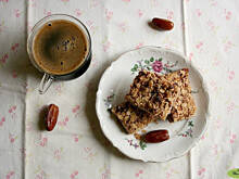 Fot. Monica W&O, Wypiekane batoniki owsiane z daktylami