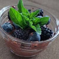 Czekoladowy krem z awokado z owocami