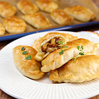 Pierogi drożdżowe z kurkami i boczkiem