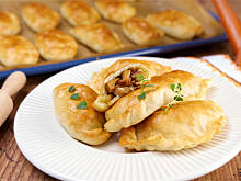 Fot. Wkn, Pierogi drożdżowe z kurkami i boczkiem