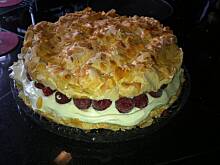 Fot. Basialis, Migdalowo-bezowy torcik z malinami