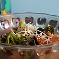 Sałatka z łososia, brokuł i cieciorki 