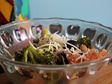 Fot. Wróbelek, Sałatka z łososia, brokuł i cieciorki 