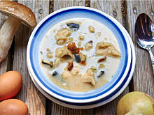 Fot. Wkn, Zupa grzybowa z kluseczkami kładzionymi