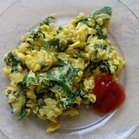 Jajecznica z liśćmi rzodkiewki