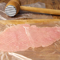 Po usunięciu folii ukazuje się idealnie cienki, delikatny kotlet drobiowy. 