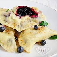 pierogi z jagodami z ciastem pierogowym na smietanie…