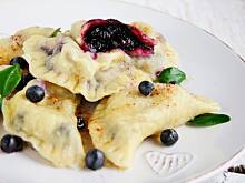 Fot. izaa_a, pierogi z jagodami z ciastem pierogowym na smietanie…