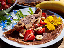 Fot. Wkn, Naleśniki czekoladowe truskawkowo-bananowe