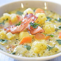 Zupa z kalafiorem i pieczonym czosnkiem