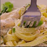 Pierś kurczaka z makaronem