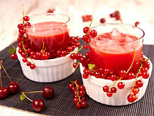 Fot. Wkn, Napój wiśniowo porzeczkowy