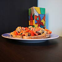 Jajka z kiełbasą i warzywami - resztkowa kolacja