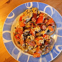 Jajka z kiełbasą i warzywami - resztkowa kolacja