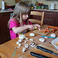 Jajka z kiełbasą i warzywami - resztkowa kolacja