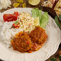 Jeśli Twoje dziecko nie lubi jeść warzyw i żadna siła nie jest w stanie zmusić go do zjedzenia surówki z kapusty, marchwi i papryki, przemyć te warzywa do pomidorowego sosu, a wcześniej poproś, żeby dziecko zrobiło samodzielnie pulpety z masy, którą mu przygotujesz. Nie musi widzieć, że w trakcie gotowania do sosu trafi kilka łyżek drobno startych warzyw, które rozgotują się i przestaną 