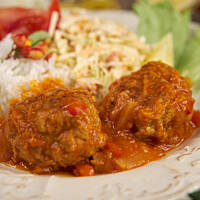 Pulpety nie muszą mieć idealnych kształtów. Najlepiej pozwolić dziecku samodzielnie formować masę mięsną. Nie szkodzi, że nie które kulki będą małe a inne duże i nieforemne. Najlepiej smakuje to, co samodzielnie się przygotowało (lub myśli się, że przygotowało samodzielnie). :D