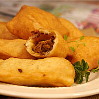 Pierogi drożdżowe smażone z pieczarkami