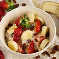 Owsianka domowa bananowo-truskawkowa z rodzynkami