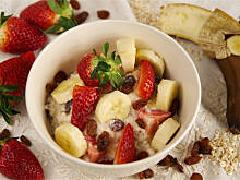 Fot. Wkn, Owsianka domowa bananowo-truskawkowa z rodzynkami