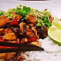 Kurczak z krewetkami i makaronem ryżowym w sosie ostrygowym