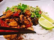 Fot. Keyti, Kurczak z krewetkami i makaronem ryżowym w sosie ostrygowym