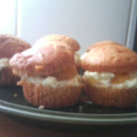 Pyszne muffinki z budyniem i dżemem brzoskwiniowym